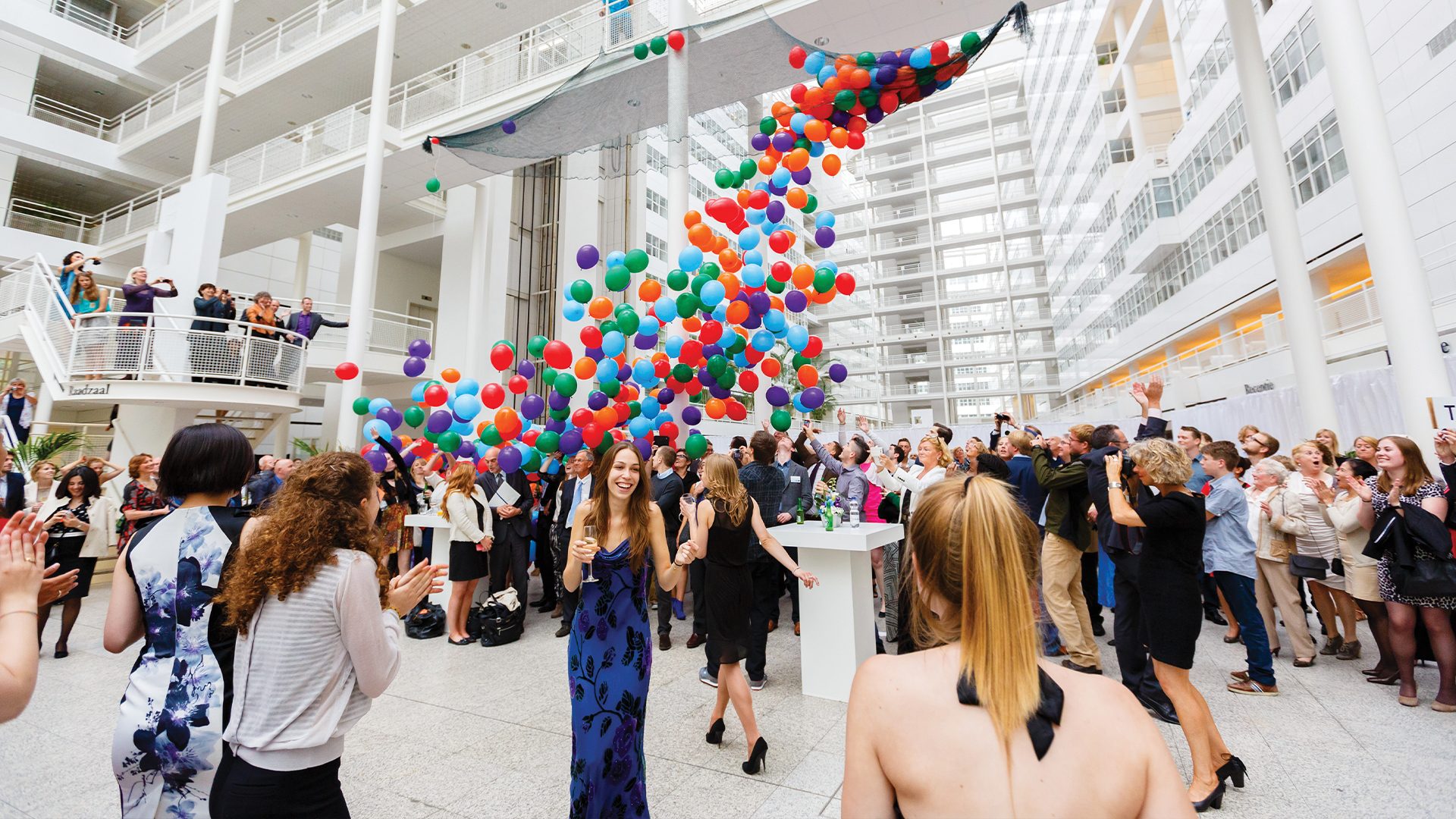 Graduation University Leiden in het Atrium Den Haag in 2013. Foto: Martijn van Dam Fotografie.