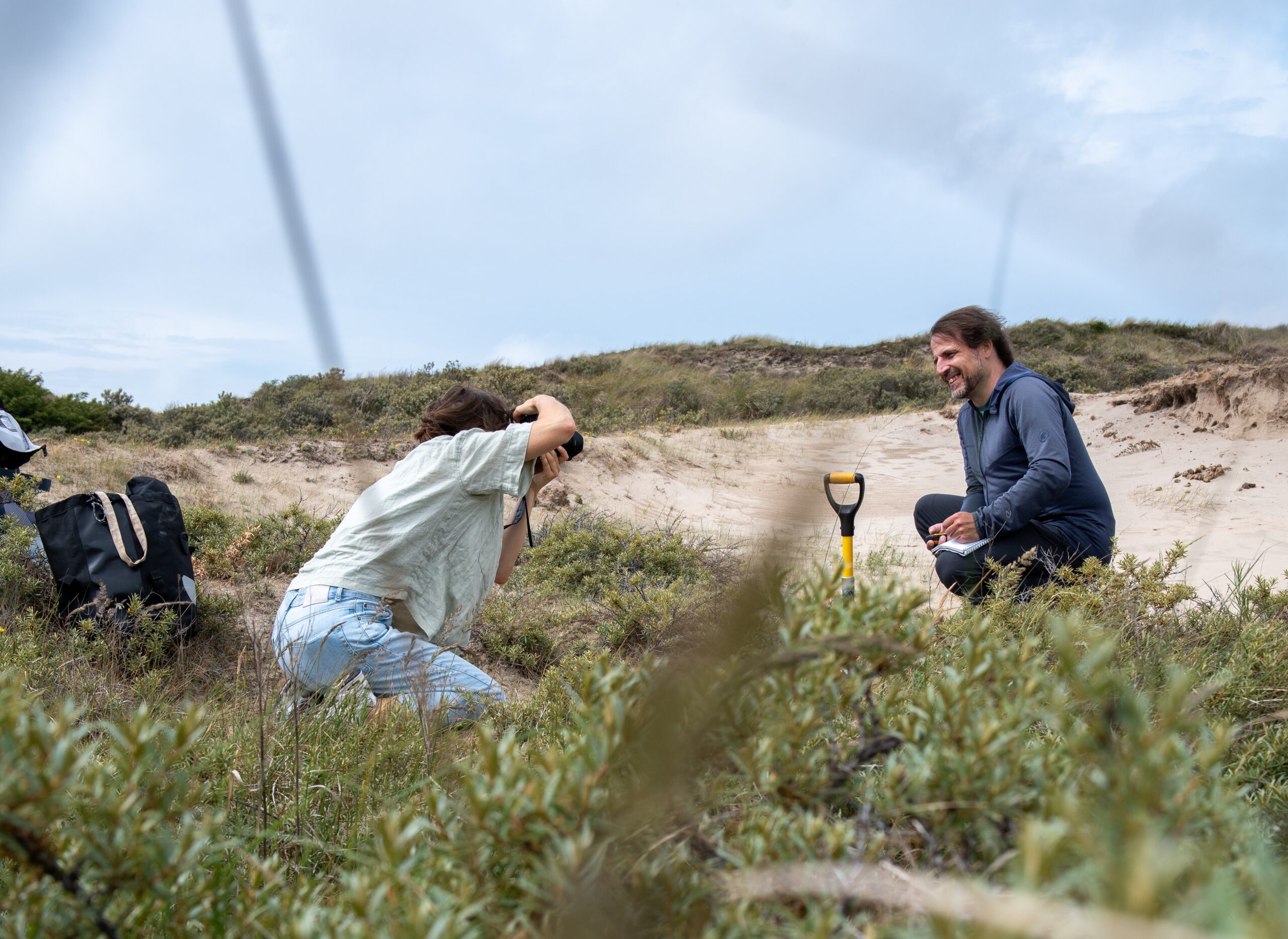 Fotograaf Wilke Geurds. en onderzoeker Achim Häger in de duinen van Meijendel. Rob Dorreystijn
