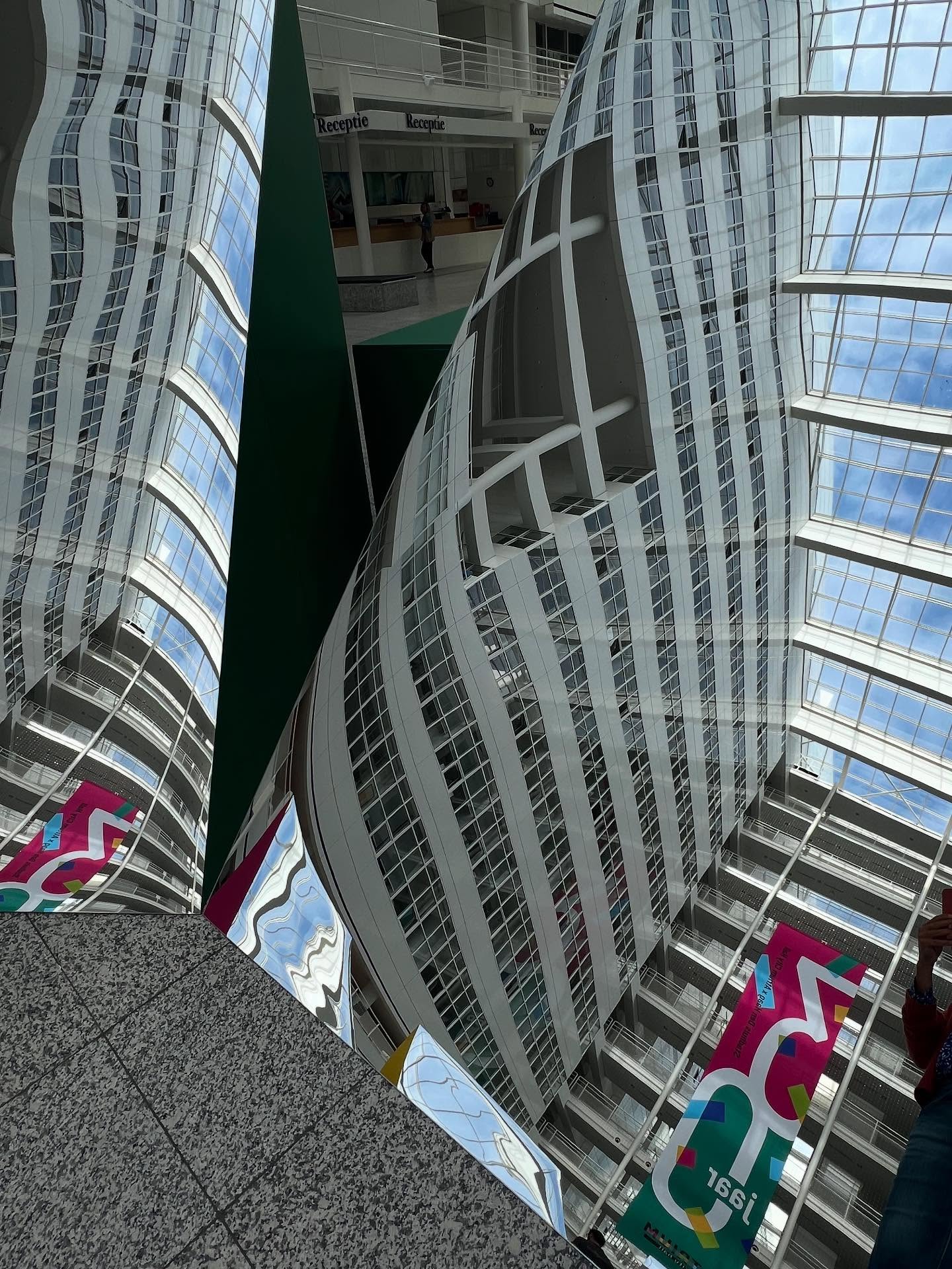 De tentoonstelling 30 Jaar: Stadhuis Den Haag x Atrium City Hall laat de bezoeker op een bijzondere manier naar het stadhuis kijken.