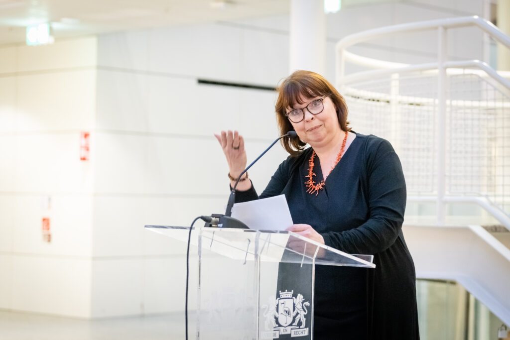 Den Haag, 20 januari 2025 Onthulling een van de topstukken van het Haags Historisch Museum dat 1,5 jaar te zien zal zijn in het Atrium. Foto MARTIJN BEEKMAN / gemeente Den Haag