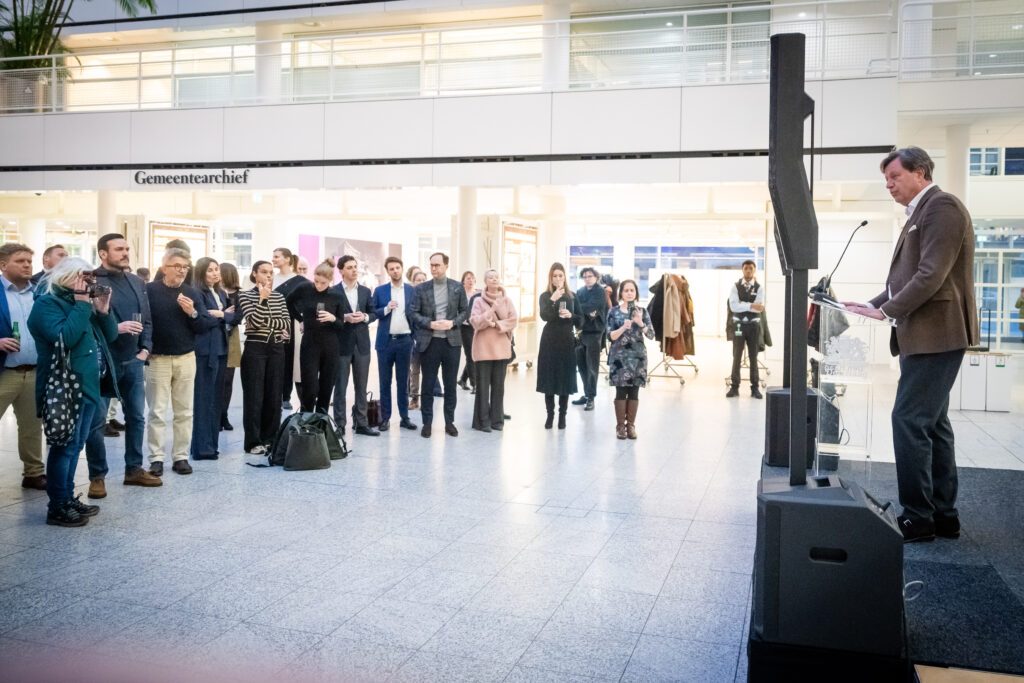 Den Haag, 20 januari 2025 Onthulling een van de topstukken van het Haags Historisch Museum dat 1,5 jaar te zien zal zijn in het Atrium. Foto MARTIJN BEEKMAN / gemeente Den Haag