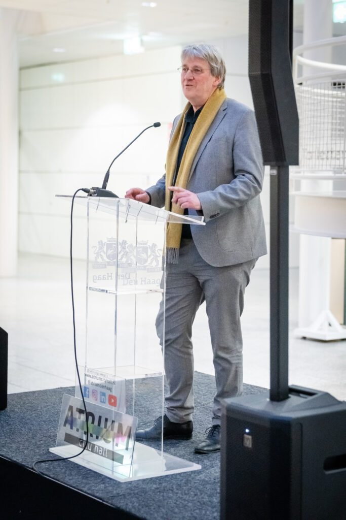 Den Haag, 20 januari 2025 Onthulling een van de topstukken van het Haags Historisch Museum dat 1,5 jaar te zien zal zijn in het Atrium. Foto MARTIJN BEEKMAN / gemeente Den Haag