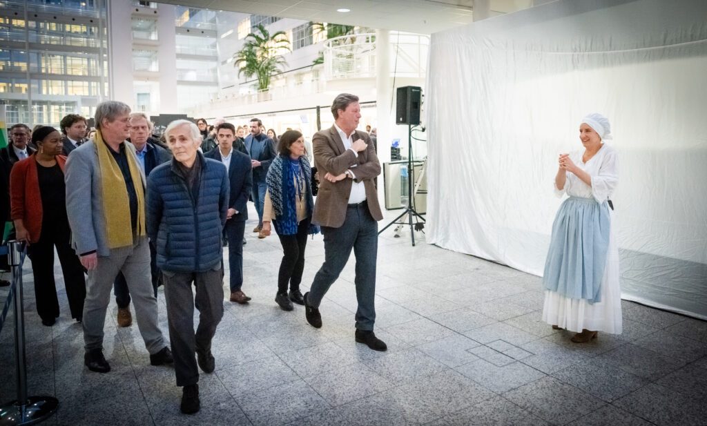 Den Haag, 20 januari 2025 Onthulling een van de topstukken van het Haags Historisch Museum dat 1,5 jaar te zien zal zijn in het Atrium. Foto MARTIJN BEEKMAN / gemeente Den Haag