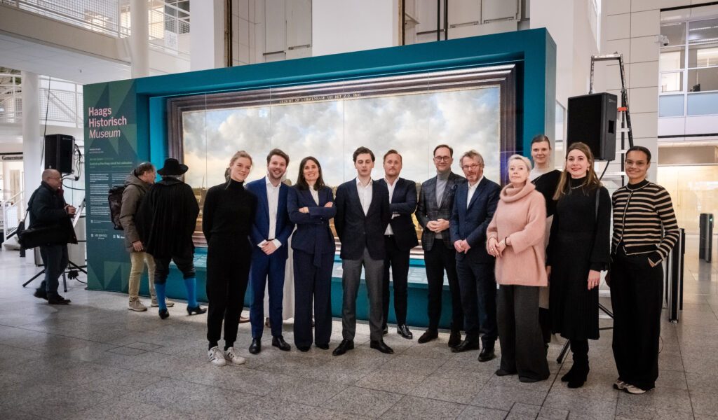 Den Haag, 20 januari 2025 Onthulling een van de topstukken van het Haags Historisch Museum dat 1,5 jaar te zien zal zijn in het Atrium. Foto MARTIJN BEEKMAN / gemeente Den Haag