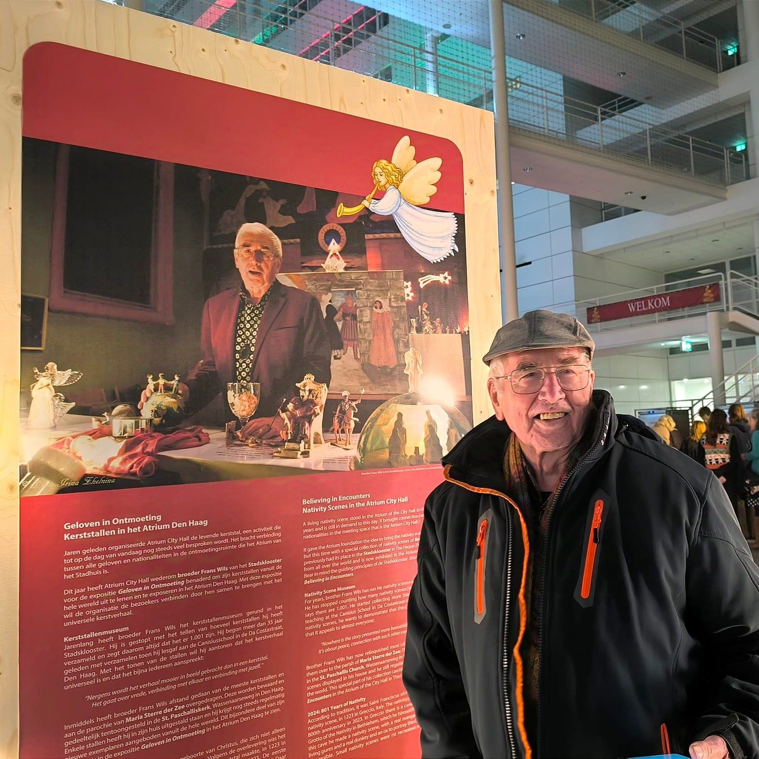 Broeder Frans Wils bij zijn Kerststallen Expositie. Foto Irina Zhelnina.