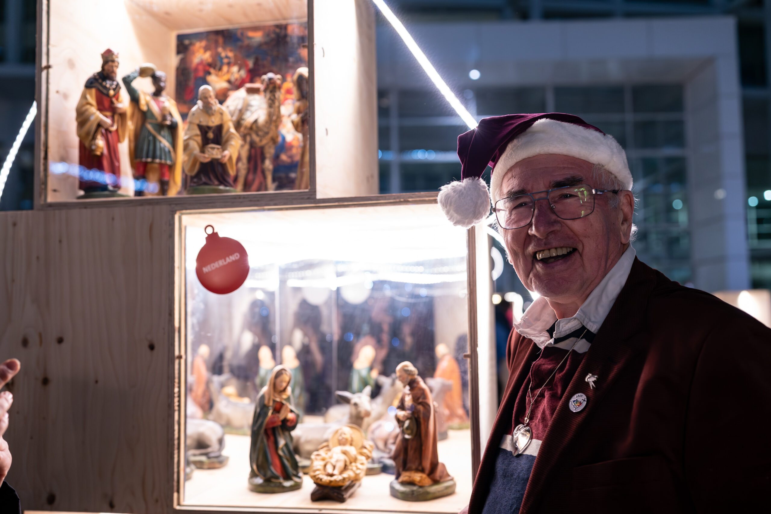 Broeder Frans Wils bij zijn Kerststallen Expositie in het Atrium Den Haag. Foto De Schaapjesfabriek.