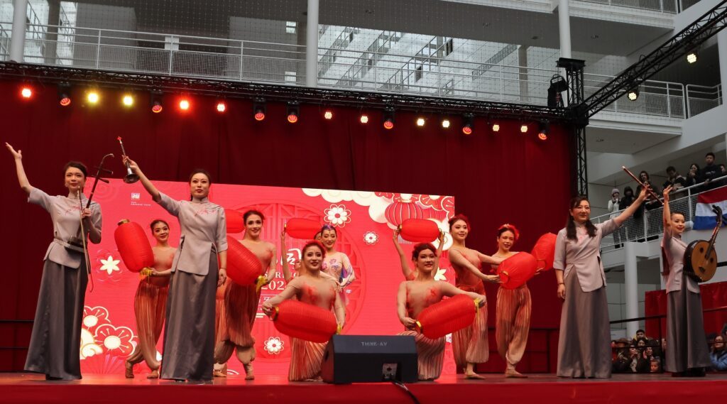 Chinees optreden in Atrium Den Haag