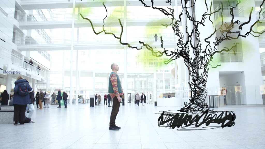 Impressie van de 7 meter hoge boom van Akte van Redemptie in het Atrium