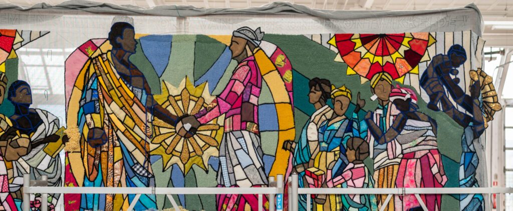 Vrijwilligers werken de vijf 7,5 meter lang raamwerken af van een monumental wandkleed in Schiedam. Het wandkleed verbeeld het slavernijverleden van Zuid Holland naar een design van Marcos Kueh. Dvons Zuid Holland Vrijwilligers werken de vijf 7,5 meter lang raamwerken af van een monumental wandkleed in Schiedam. Het wandkleed verbeeld het slavernijverleden van Zuid Holland naar een design van Marcos Kueh. Dvons Zuid Holland