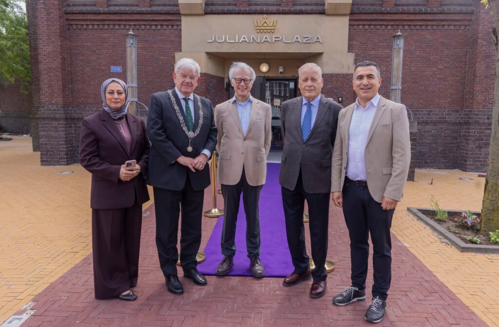 Foto Viering. Vlnr Jale Celenk (ex) burgemeesters Wim Deetman, Jan van Zanen en Jozias van Aartsen en Atalay Celenk