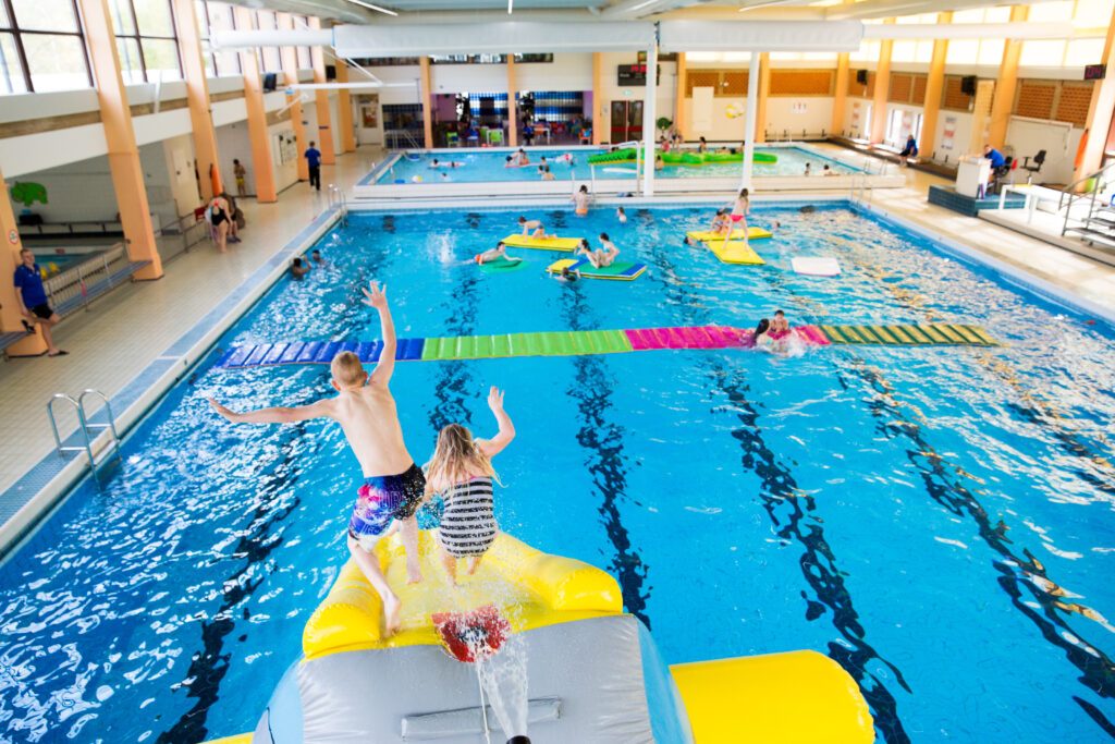 Schoolzwemmen in zwembad De Waterthor Den Haag. Foto Beeldbank gemeente Den Haag Schoolzwemmen in zwembad De Waterthor Den Haag. Foto Beeldbank gemeente Den Haag