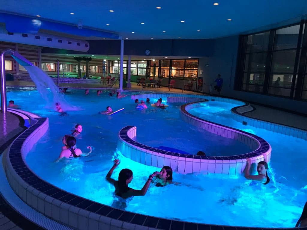 Discozwemmen in zwembad Overbosch Den Haag. Foto Beeldbank gemeente Den Haag