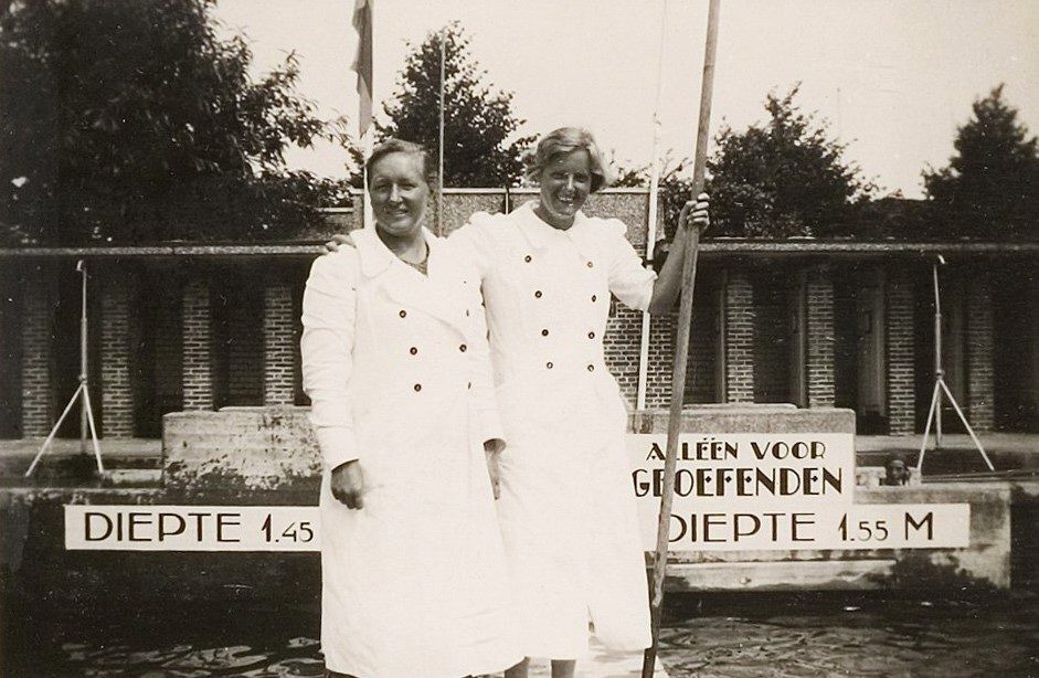 Zwembadjuffrouwen. Fotocredits onbekend. Foto aangeleverd door gemeente Den Haag