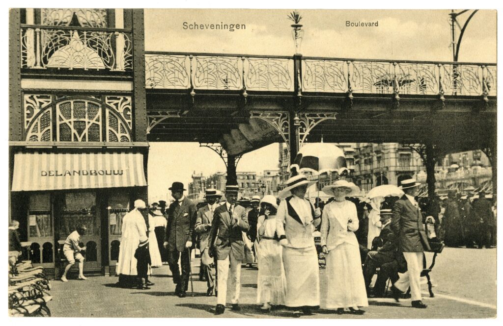 1914 Boulevard Scheveningen. Brug die het wandelhoofd met het Kurhausterras verbindt, links een winkeltje van De Landbouw. Foto Haags Gemeentearchief 1914 Boulevard Scheveningen. Brug die het wandelhoofd met het Kurhausterras verbindt, links een winkeltje van De Landbouw. Foto Haags Gemeentearchief