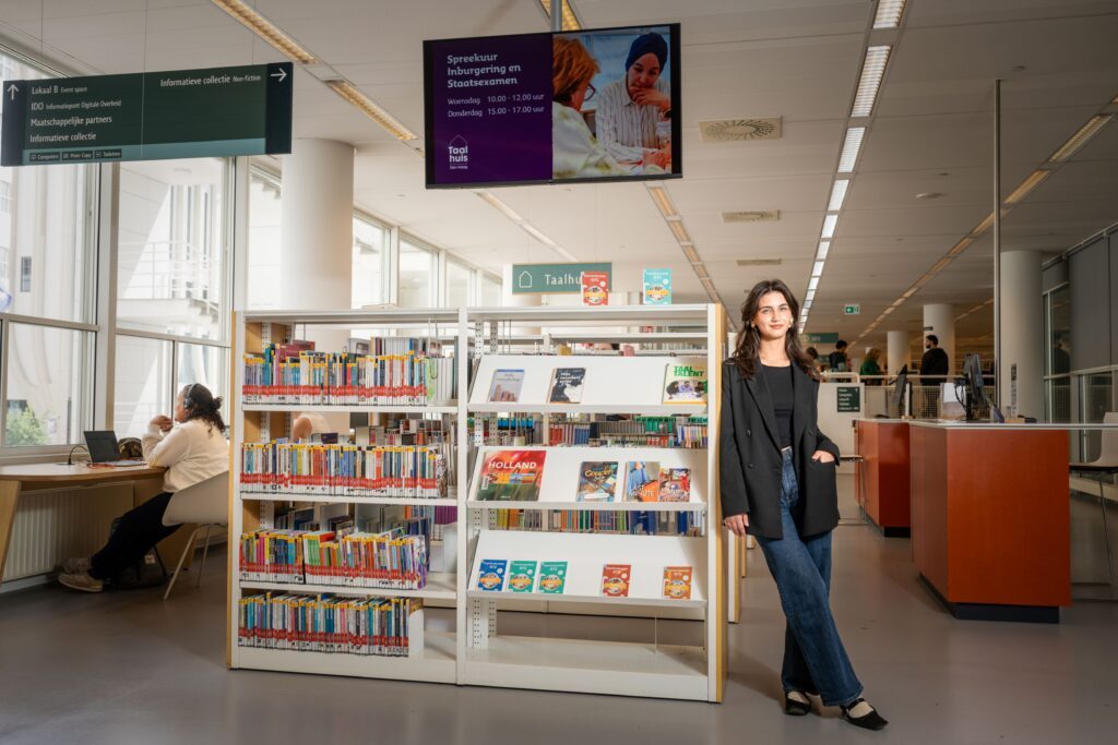 Damla, een van de geportretteerden in de expositie, over haal taalverhaal in de Centrale Bibliotheek. Fotograaf Martijn Beekman