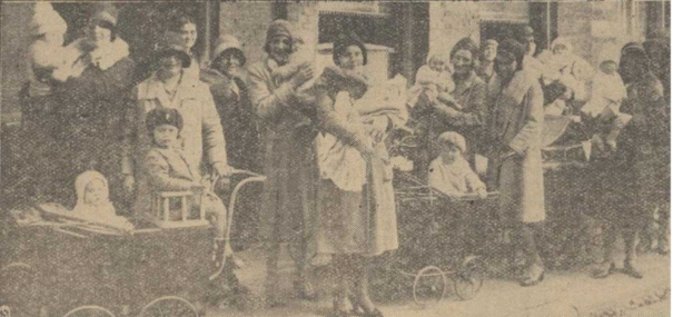 Een rij van wachtende moeders in 1931, Delftse Courant. Credits foto gemeente Den Haag
