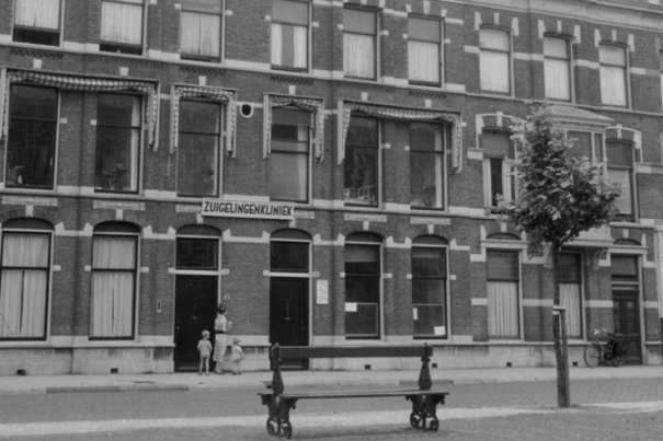 Het consultatiebureau op de Regentesselaan Den Haag in 1954. De bedjes op de 1e etage zijn zichtbaar. Foto Nationaal Archief