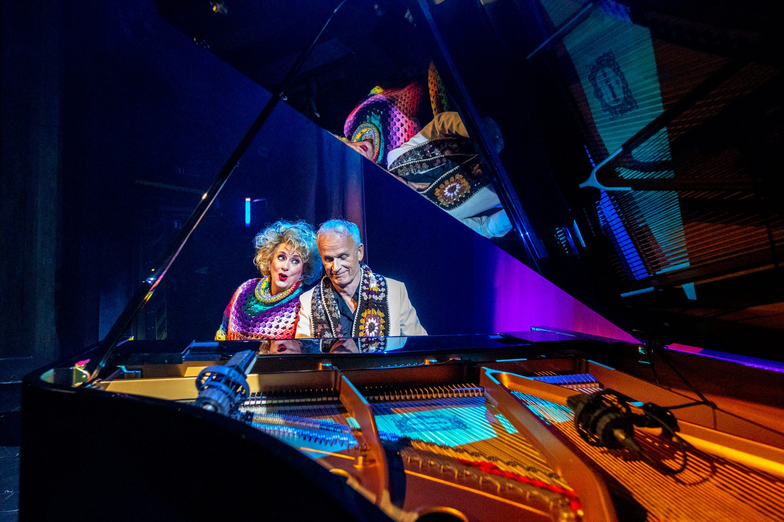 Karin Bloemen & Cor Bakker achter de v;eugel. Fotograaf Rob Becker.